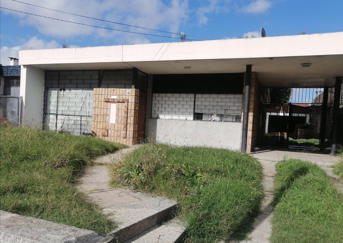 Pablo23955261's tweet photo. Mundo de mierda en esta casa Camino Maldonado y Ombú se fueron y dejaron a los animales a su suerte, perrita hay otra caniche también, el gatito blanco le voy a romper el alambre para que salga hdp... La verdad no sé que hacer mi perra no las acepta.... https://t.co/i2zw90q92r