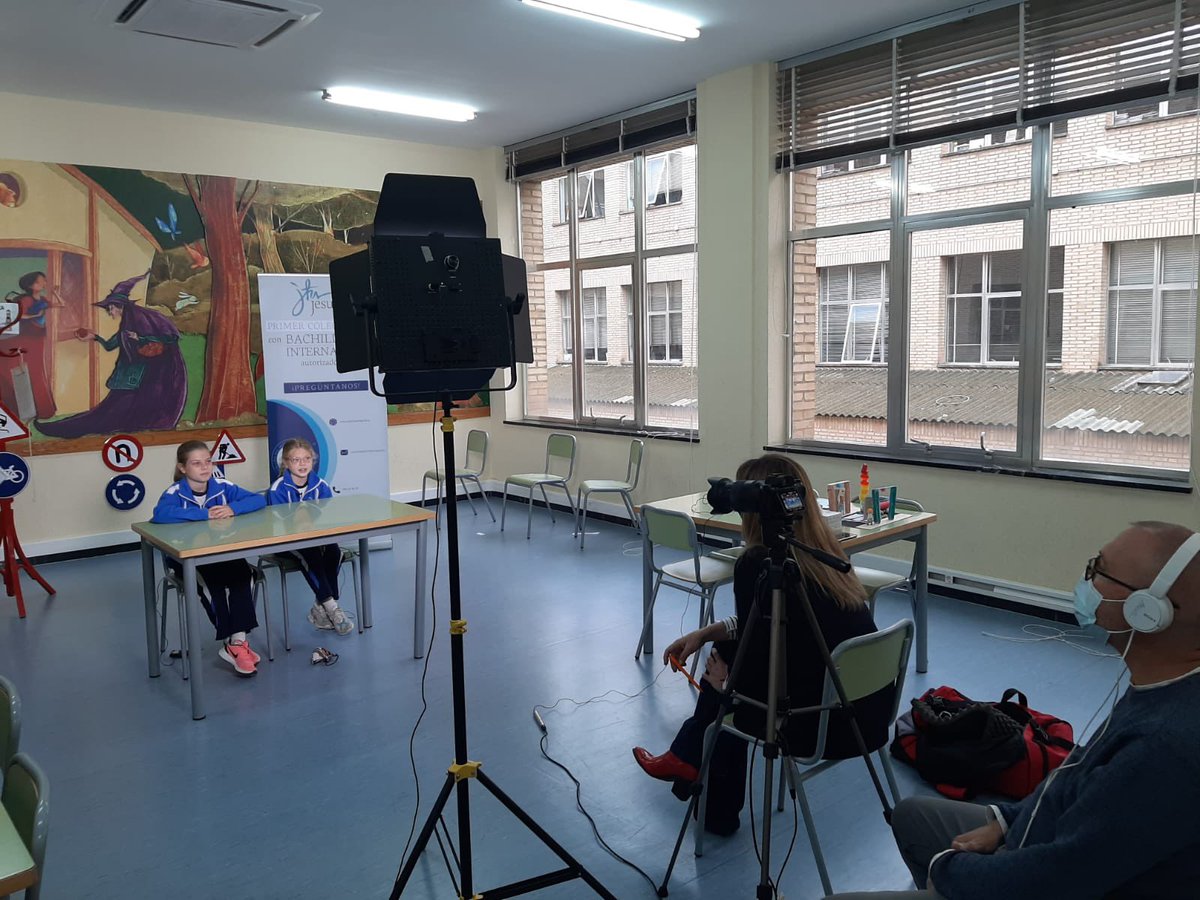 seguridad_vital's tweet photo. ¡Qué bien los hemos pasado hoy grabando en el Colegio del Salvador en Zaragoza! Es increíble lo que saben los peques de seguridad vial 👏👏👏 ¡gracias a la dirección del cole por invitarnos a visitaros! @Jesuitas_ZAR @seguridad_vital @elenadecea @La1_tve @DGTes https://t.co/SP7N6RK0Il