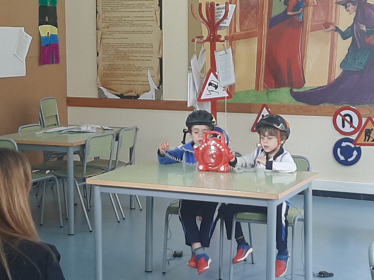 seguridad_vital's tweet photo. ¡Qué bien los hemos pasado hoy grabando en el Colegio del Salvador en Zaragoza! Es increíble lo que saben los peques de seguridad vial 👏👏👏 ¡gracias a la dirección del cole por invitarnos a visitaros! @Jesuitas_ZAR @seguridad_vital @elenadecea @La1_tve @DGTes https://t.co/SP7N6RK0Il