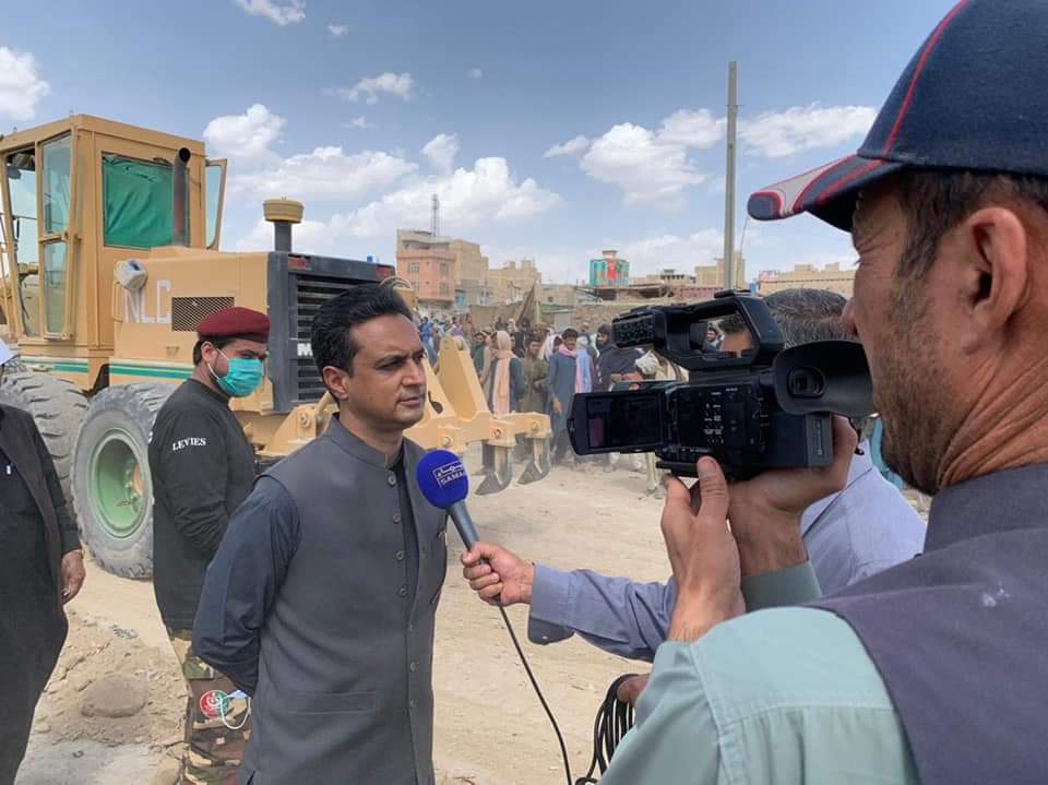 DCKillaabdullah's tweet photo. Chaman:- Parking Plan is being built on vacant area closed to Post office Chaman in supervision of DC Killa Abdullah Tariq Javed Mengal. The work has started and led by Deputy Commissioner Killa Abdullah along with  other officials and  removed the debris from vacant place . https://t.co/aQA8L6IHBb