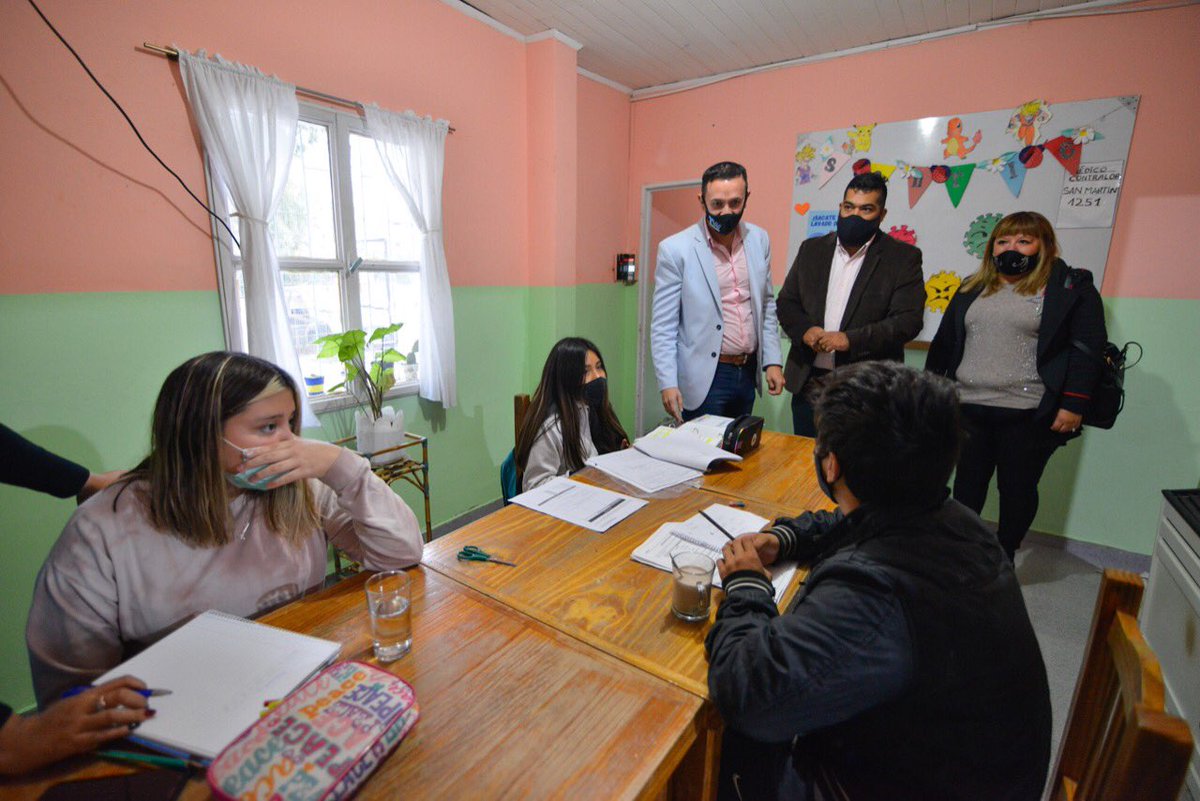 TWAMADERNA's tweet image. Recorrimos el Centro juvenil que funciona en el barrio Tiro federal, donde dictamos clases de apoyo para los jóvenes del sector.
En la ciudad acompañamos a más de 400 estudiantes en su proceso formativo porque valoramos el lugar que ocupa la educación en su futuro. 
#TrelewAvanza