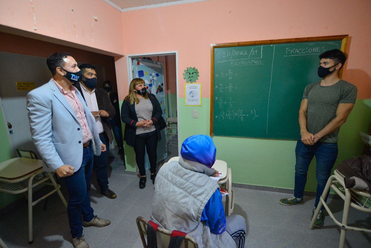 TWAMADERNA's tweet image. Recorrimos el Centro juvenil que funciona en el barrio Tiro federal, donde dictamos clases de apoyo para los jóvenes del sector.
En la ciudad acompañamos a más de 400 estudiantes en su proceso formativo porque valoramos el lugar que ocupa la educación en su futuro. 
#TrelewAvanza