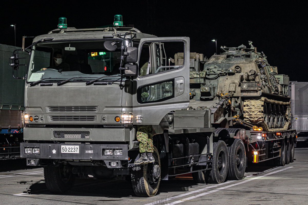 GOLGO614's tweet photo. 新名神走ってたら戦車運んでた！！ https://t.co/6mZdY0Xe4Y