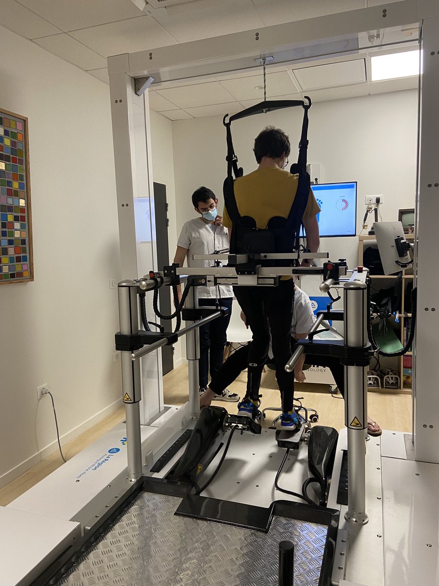 cpiresbeaune's tweet photo. Visite #MSP des Dômes à Clermont-Fd : 24 professionnels de santé et un bijou unique en France : le robot G-EO pour une rééducation stimulante. Une solution innovante et qui serait tellement utile partout en france, notamment pour les enfants @olivierveran @VidalFrederique https://t.co/QF3UAWIYA6