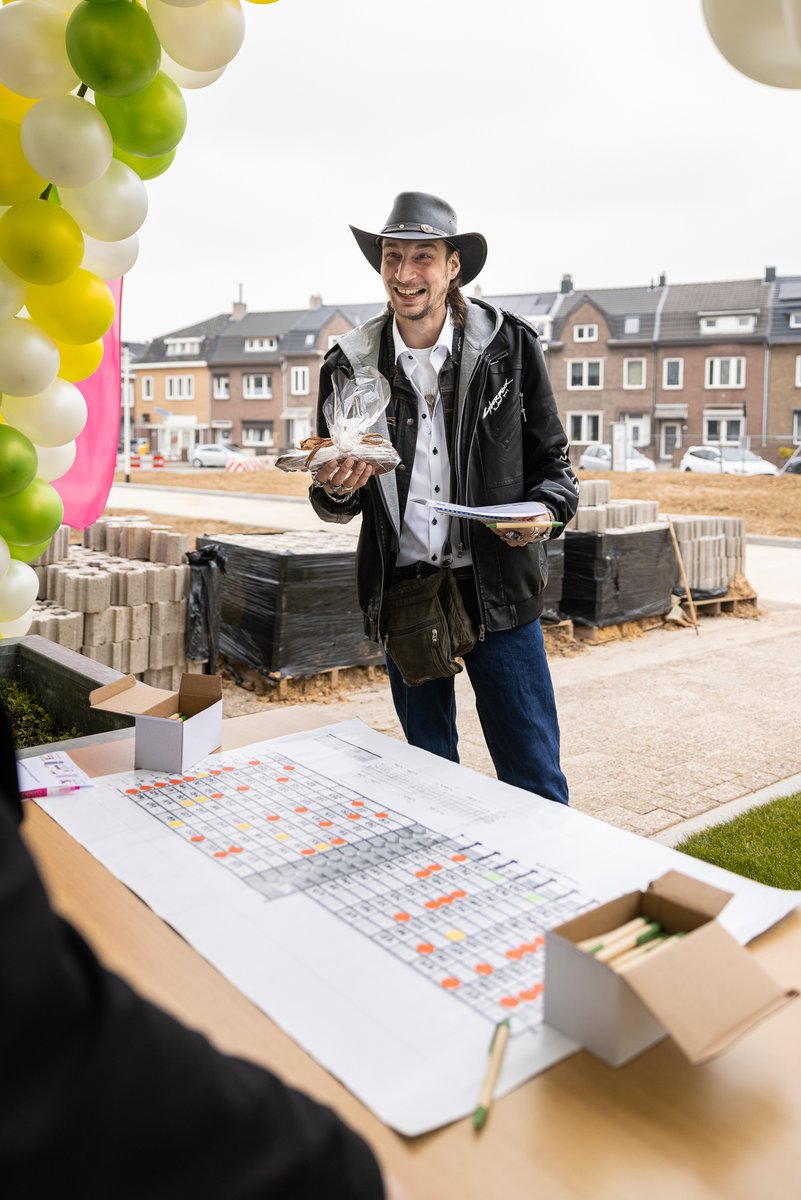 Deze week tekenen de eerste 50 toekomstige bewoners van de Voorterstraat de reserveringsovereenkomst van hun nieuwe woning. <a href="/HEEMwonen/">Woningcorporatie HEEMwonen</a> organiseert een drive-thru, waarbij elke 10 minuten een nieuwe bewoner langs rijdt, wandelt of fietst.✍🏼 Een feestelijke mijlpaal! #SUPERLOCAL