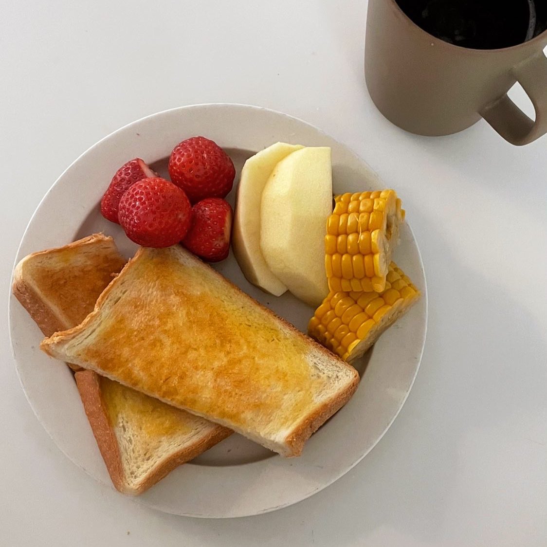 週5の習い事の送迎とご飯のタイミング難しいけど段々慣れてくるかな✊🏻仕事が17時か17時半までの日だと仕事前にご飯作っておかなきゃ中々厳しい😌😌21時にはベッドに入りたい🥱🥱