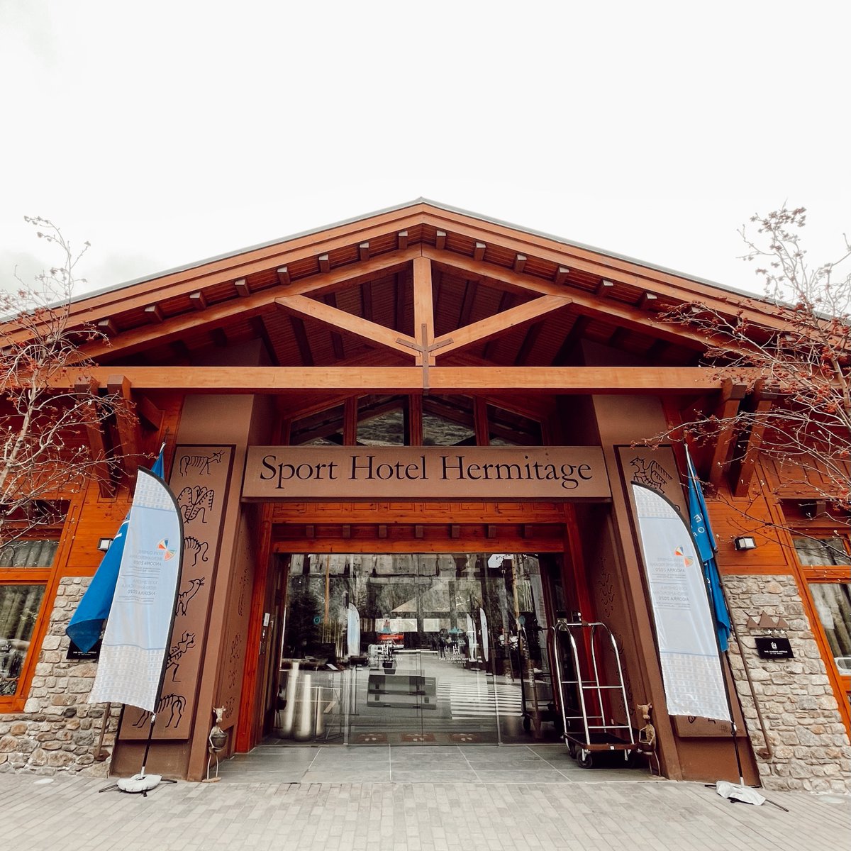 Hoy tenemos el inmenso placer de ser la sede oficial de la XXVII Cumbre Iberoamericana ya que Andorra es el país anfitrión de esta edición.
Contamos con la presencia de los Jefes de Estado y de Gobierno de los países asistentes, entre ellos el S.M. El Rey Felipe VI.