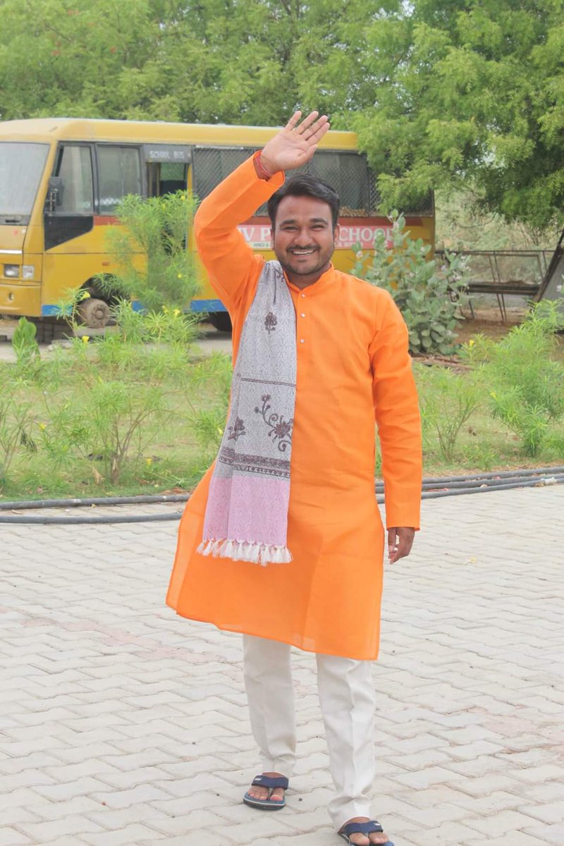 patelshankaroff's tweet photo. बिखरने दो होठों पर हँसी की फुहारों को,
प्यार से बात कर लेने से कोई दौलत कम नहीं होती !!
 #smilechallenge 💐 https://t.co/Tkk5rfHfFj