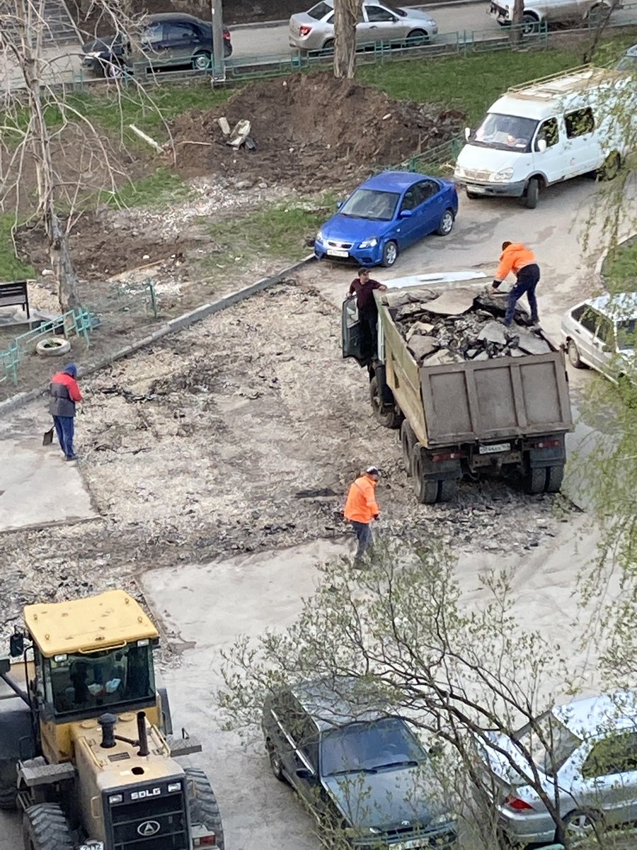 MAXpro163's tweet photo. @PTSService @AdmSov @SamMobilePriem Возмущён тем , что делает ПТС. Ежегодно роет наш двор, Советской армии 17. А провалы в других местах и делать не хочет. Красным отметил на фото дыры и провалы от некачественных работ по ремонту труб, которых нет в работе! Исправьте ситуацию!!! https://t.co/7nP36CbbPN