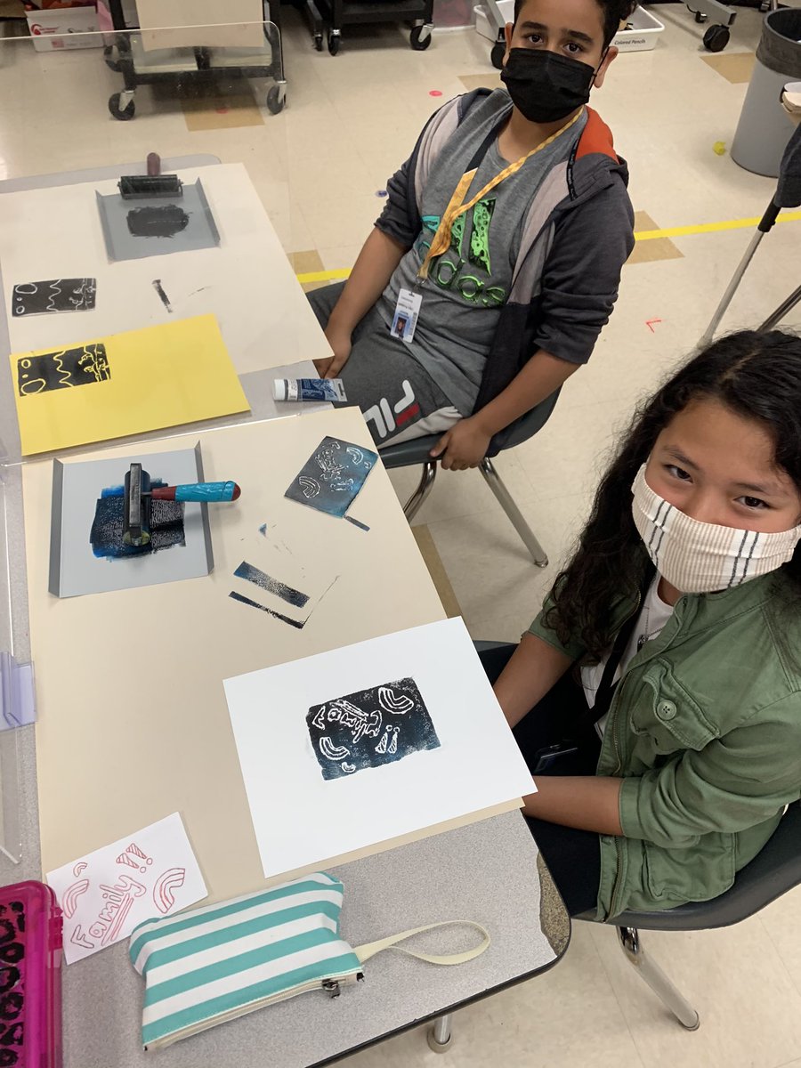 msguillotart's tweet photo. 5th grade having a blast learning about printmaking #WarnerCFISD #CFISDArt https://t.co/jXjYKni6iM