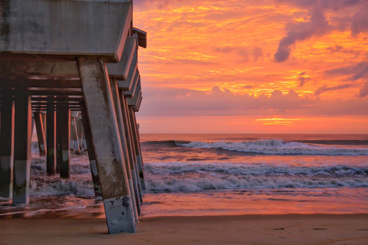 Nothing wrong with a @traveltuesday Beach n Burger party. A few shots from @theouterbanks to start!  #TravelWineParty #sunrise

@JetsettersFlyin @suziday123 @eatlivestay @FitLifeTravel @FlackShack @beckyexploring @Giselleinmotion @HHLifestyleTrav @lizzie_hubbard2 @tangoandrakija