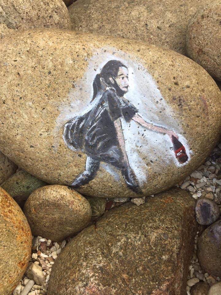 LaeSu_Yin's tweet photo. Painting revolutionary images on Stone and protest against military dictatorship from Koh Phangan Island.
#WhatsHappeningInMyanmar 
#Apr20Coup 
#WeSupportNUG 
#ASEANrejectSAC https://t.co/vz3hbmb7e3 https://t.co/vvO6HoMkk9