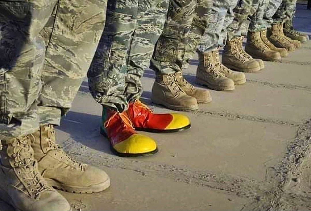 Вот как с ними воевать? То п@дары, то клоуны.