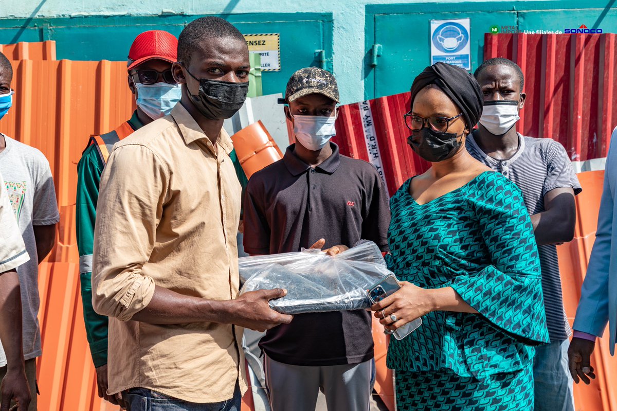 MetalImport_GN's tweet photo. [INFO] Métal Import-Assainissement : distribution de plusieurs matériels de nettoyage à l'association des jeunes volontaires de matoto marché.

https://t.co/XUfiki5DYV https://t.co/dhBV9zB88Z