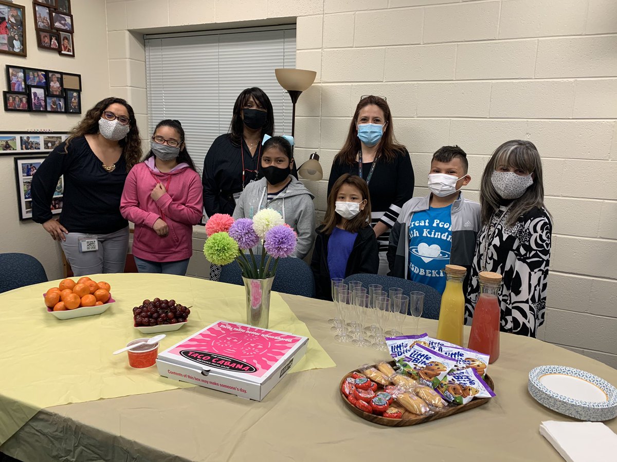 aliciarrowland's tweet photo. Our Kindness Ambassadors @LewisvilleES celebrated our administrative professionals with a yummy breakfast this morning! #ponystrong #backinthesaddle #LISDBEKIND https://t.co/dI2Ab30EL1