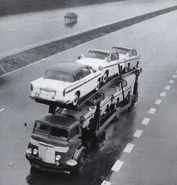 Sunbeam_Rapier's tweet image. From Coventry to Kenya. Not the best quality photo, but a rare one nonetheless. It shows five Sunbeam Works Rally Team Rapiers heading down a very quiet M1 for 1960 East African Safari - transported by a trusty Commer of course. 

#SunbeamRapier #RootesGroup