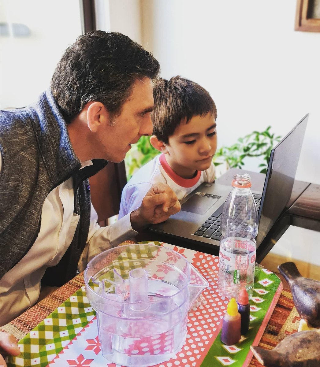 BenaventeCamilo's tweet image. Acá estamos esta mañana ayudando a mi hijo menor Pedro! Con un experimento que tiene que hacer en su clase virtual de hoy! Veamos si le “achuntamos”! Por empeño no nos vamos quedar! 😅! Saludos a todos los que se encuentran acompañando a sus hijos en esta nueva modalidad! Ánimo!