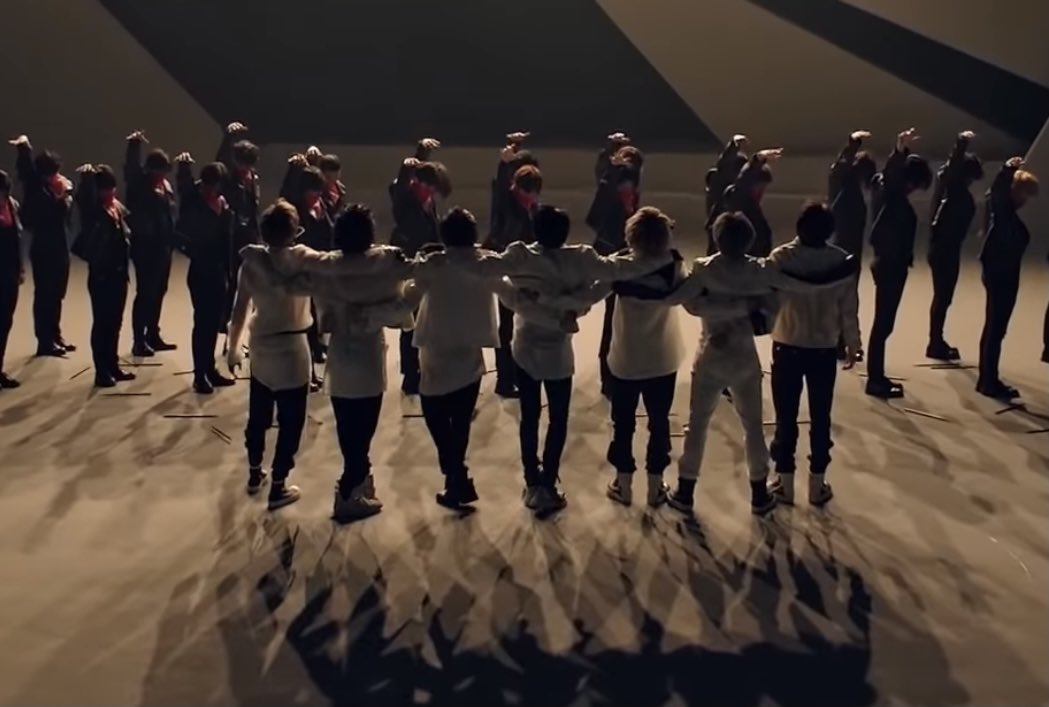eternalsjeon's tweet photo. Cuando llega el final de ON y todos se abrazan mirando hacia arriba me recuerda a lo que dijo Joon “..todos vivimos bajo el mismo cielo, con corazones similares”...😭😭 @BTS_twt https://t.co/cpGBTrrltg