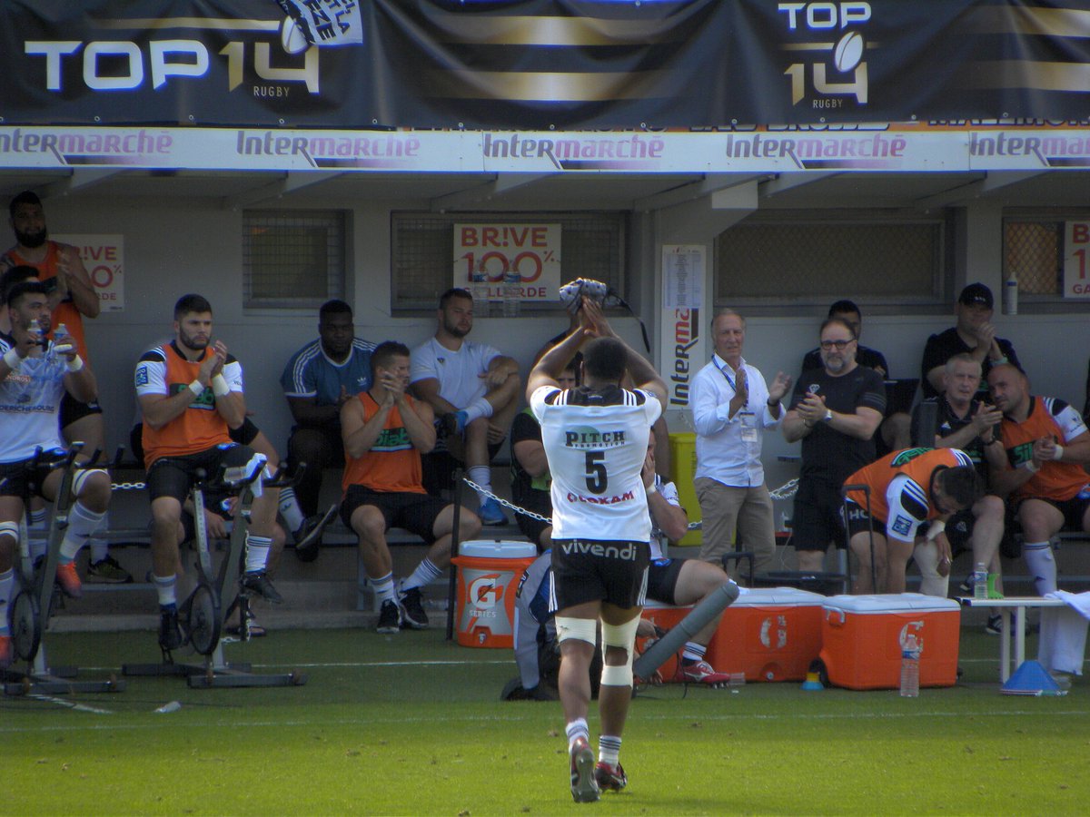 Allez Brive De Retour Au S Tweet Happybirthday Dominiko Waqaniburotu Qui Fete Ses 3 5 Ans Durant 7 Saisons Il Aura Porte Le Maillot Du Cab Et A Laisse