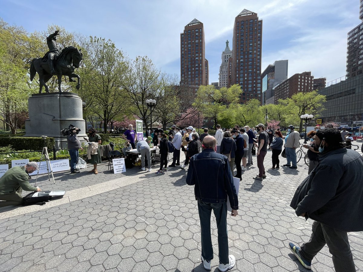 mcwm's tweet image. Lol someone in Union Square Park who looks like the mayor of marijuana is handing out free joints to people who show their completed vaccine card for 4/20

NYC is undefeated