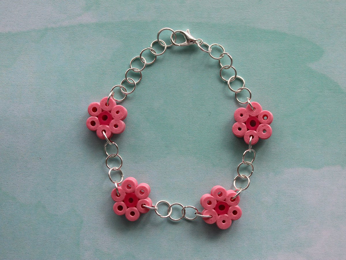greenfrogbeads1's tweet photo. Pink daisy bracelet, a unique gift for some you love!
https://t.co/C4vnrGpS2u
£4.50 or buy with matching pair of earrings altogether for £7! Free delivery aswell 🌼 #etsy #etsyuk #etsygifts
#etsyjewelry  #daisy #daisychain #daisybracelet #etsybracelet #cutebracelet #giftforher https://t.co/d6rtyNpH1y
