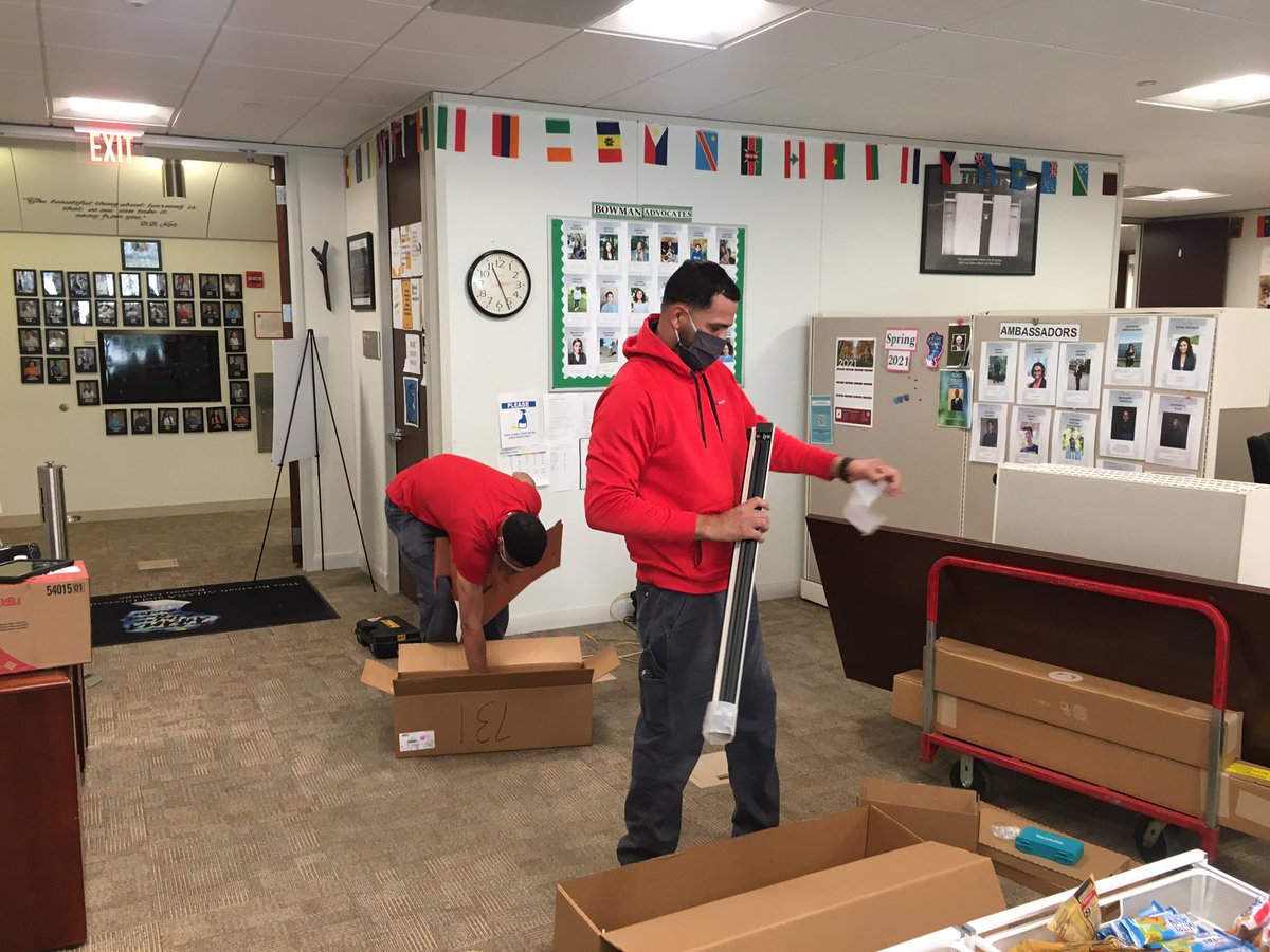 BC_BAIC's tweet image. Spring is here... Something awesome happening in the BAIC. #springcleaningchallenge #newlook #officedecor #frontdesklife #baicambassadors #boston #bostoncollege #maloneyhall #suite455maloneyhall #servingAHANA #bc_baic