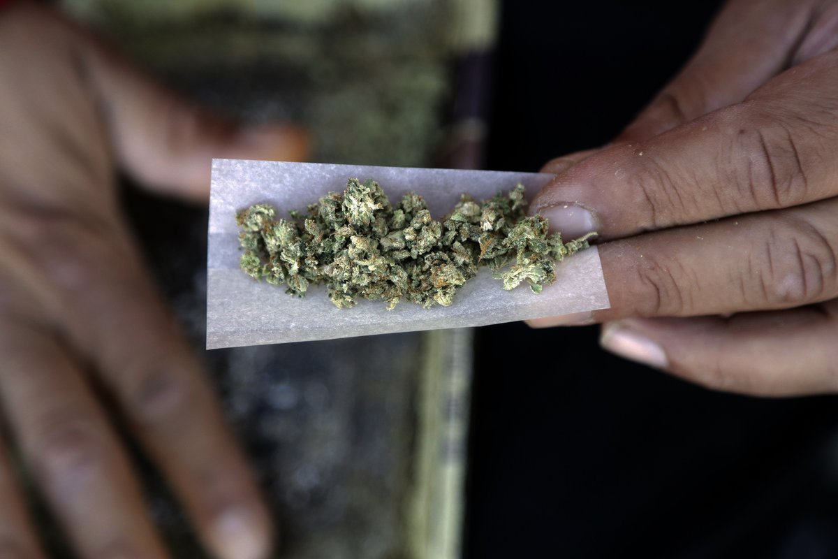 ajplus's tweet photo. Today is #420day.

Black and white people use marijuana at similar rates, but:
▪️ Black people almost 4X more likely to be arrested
▪️ POC = 94% arrests in NYC in 2020
▪️ Convictions cut access to jobs, housing
▪️ Disparities persist in states after legalization (@ACLU) https://t.co/2RqguMKDut