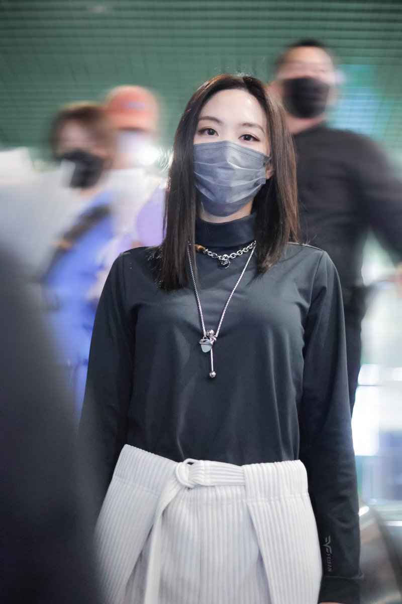FWangfeifei's tweet photo. 20210419 @wangfeifei0427 Shanghai🛬️
Top: @SKECHERSUSA
Trousers: @IsseyMiyakeUSA
Shoes: @SKECHERSUSA
Bag: #harmay
Necklace: #uozushan
#wangfeifei #fei #페이 #allforfei
Do not edit, use for business purposes or remove watermark. When reposting please CR @FWangfeifei https://t.co/HAKxWBoWmF