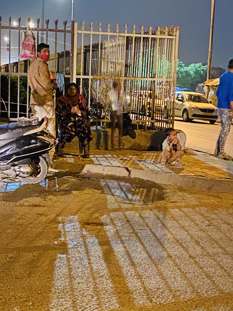 chitraaum's tweet photo. दिल्ली की कुछ देर पहले की तस्वीर है, फ़्लाइओवर के नीचे स्कूटी वाला खाना लेकर आया.
नन्हें हाथों ने जैसे ही पैकेट खोला मानो उसको जहान मिल गया हो, उसकी आँखें सिर्फ इसी के इंतज़ार में थीं- https://t.co/scCkNTDUn6