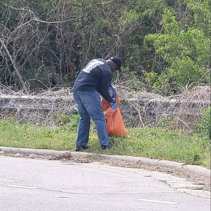 officialnosmsc's tweet photo. Fayetteville out here gettn their roads clean with the Adopt a Highway program!  Keep them roads clean y'all, Great Job! #clean #fayettevillechapter #adoptahighway #keepingroadsclean #nosmsc #nos #msc #officialnosmsc https://t.co/W594c6AmQT