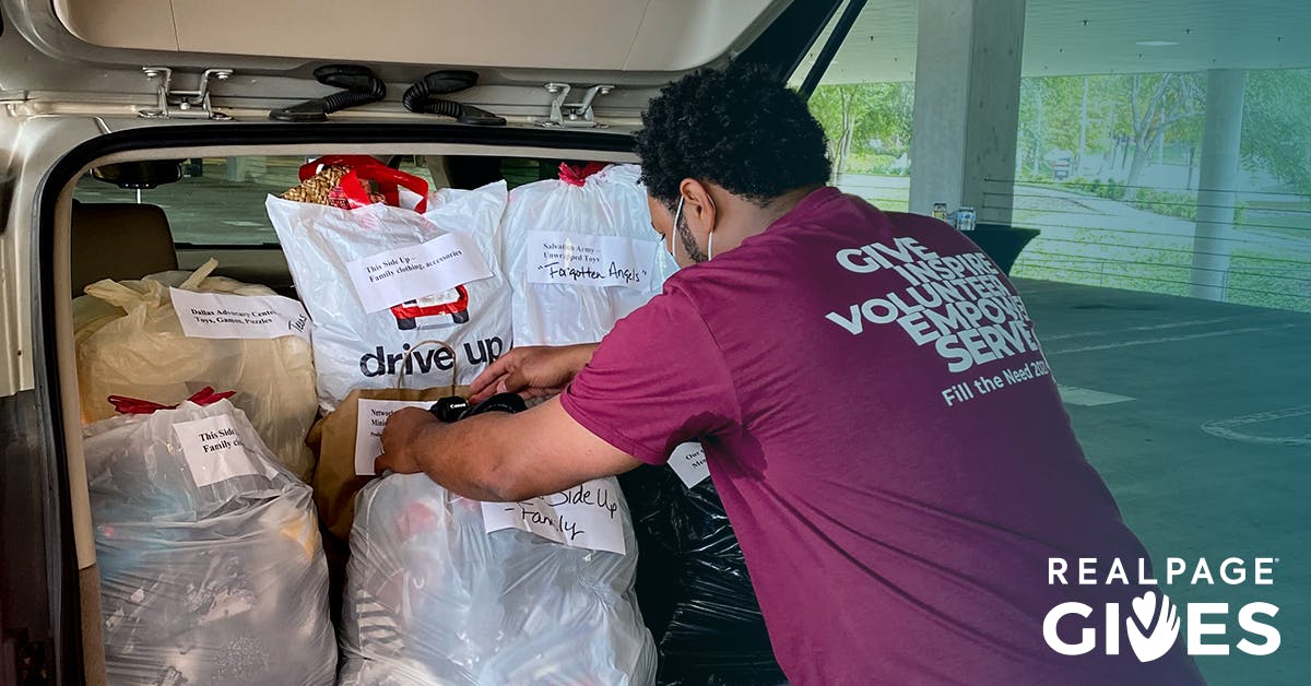 TimmyRealPage's tweet photo. We appreciate the North Texas Food Bank for sharing how we can impact the hunger crisis in North Texas. Learn more about what we are doing in communities where we work and live. #RealPageGIVES #VolunteerAppreciation2021 https://t.co/C0quVOkwTk https://t.co/pRGJCQFqka