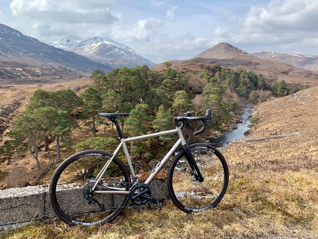 What. A. View. 😲 The Enigma Etape looking majestic in the Scottish hills! 😍 Where did you adventure this weekend? 

#Enigmabikes #titaniumbikes #bikeporn