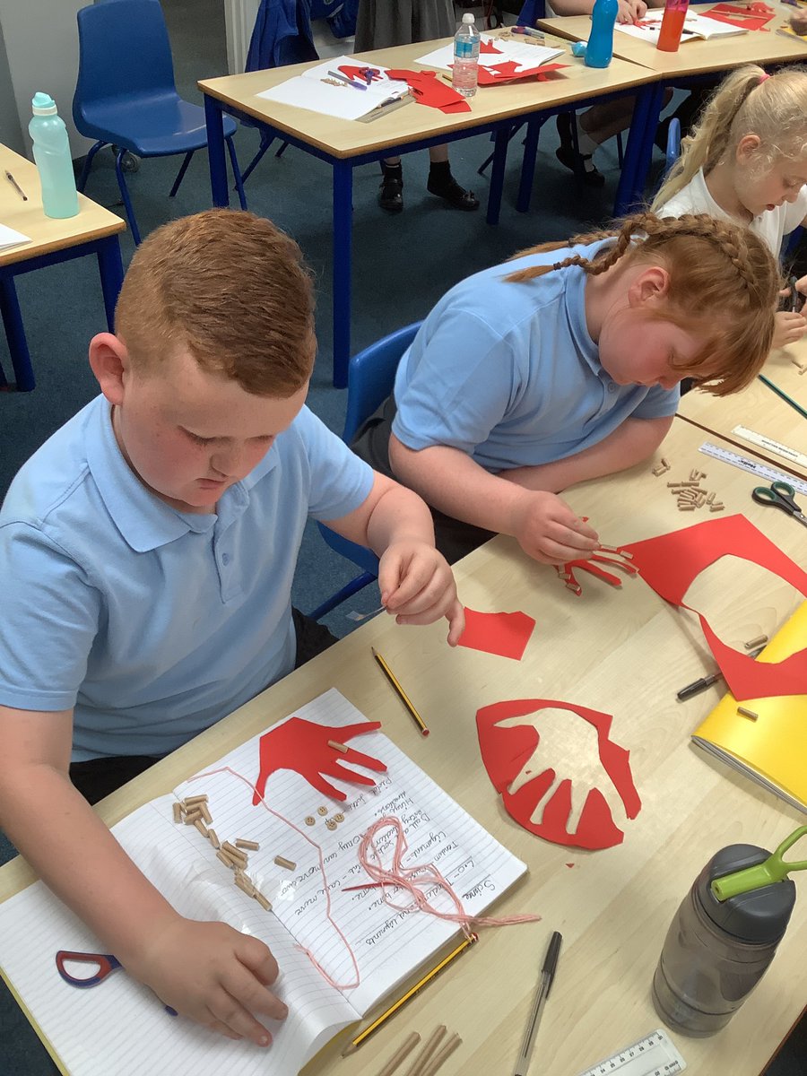 Y3/4 are learning about the structure of the hand today. Hard work from all!
