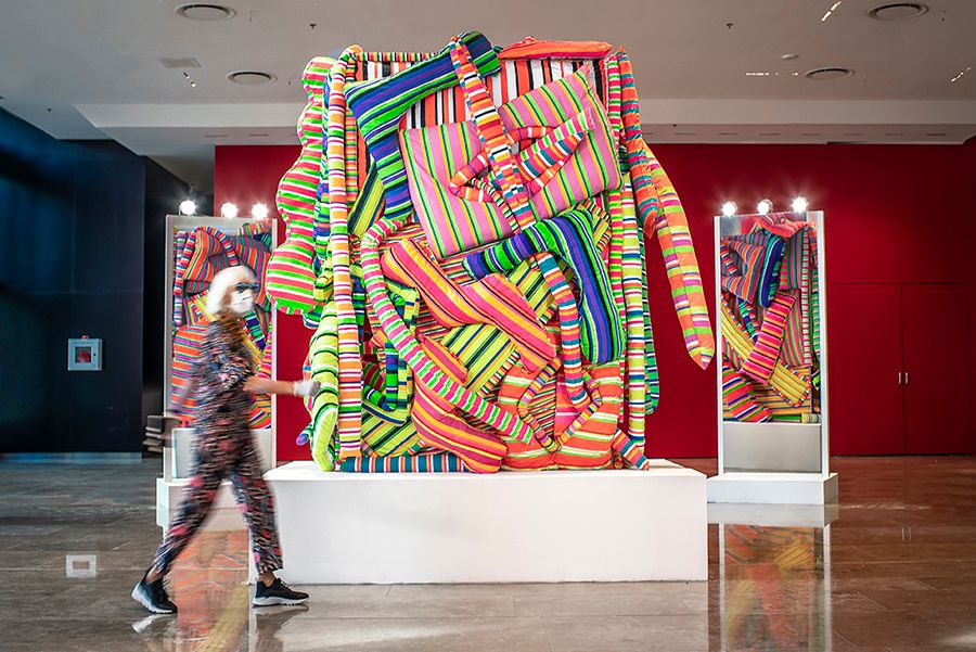 El vértigo creador de Marta Minujín Implosiona en Fundación Santander
El Espacio de Arte y Cultura de la Fundación Santander presenta un nuevo proyecto multidisciplinario e inmersivo de Marta Minujín.
buff.ly/3sCVUz4
#arteonline
#artecontemporáneo
#arteargentino