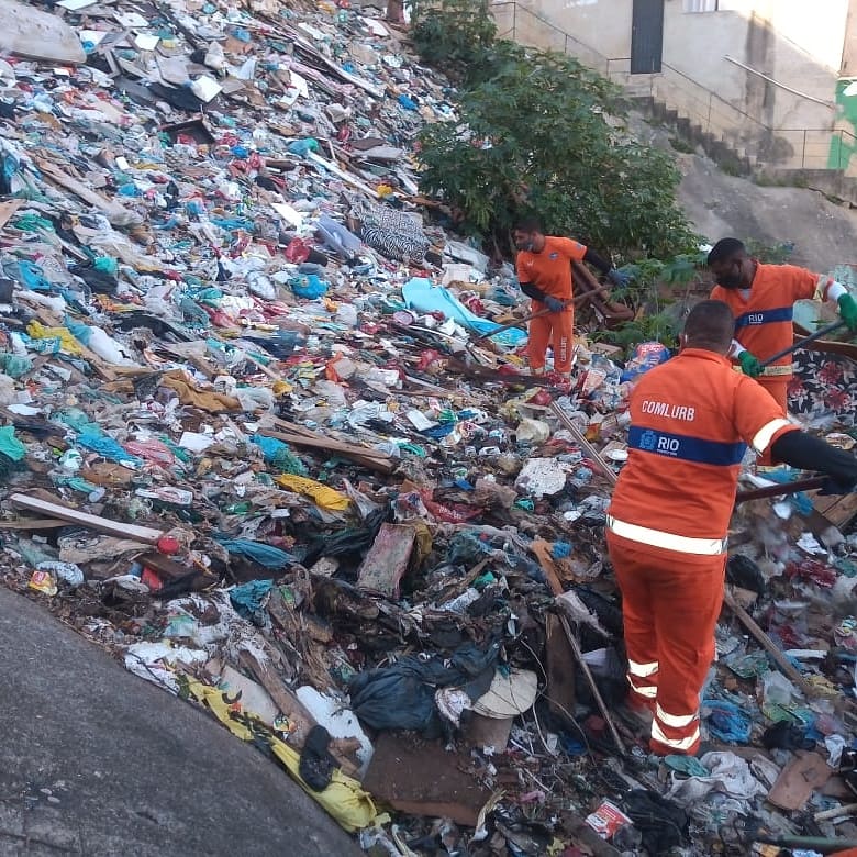 comlurbcomunica's tweet photo. O grupo vai retomar o serviço ainda nesta quinta-feira (22/04). 

⚠️Alô, alô, morador! Seja consciente e não jogue lixo nas encostas!

Lembramos que a coleta é diária e a limpeza na área é realizada quinzenalmente. 🚮 🚯

#Encosta #Mangueira #PrefeituraRIO21 #Comlurb2021 https://t.co/AfsTNdxvTI