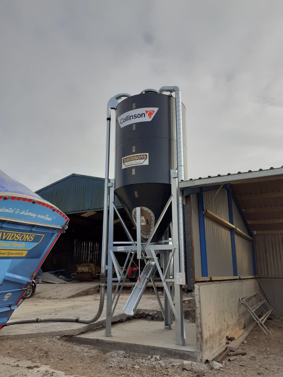 CollinsonAgri's tweet photo. First fill of the T1 snacker by @davidsonsfeeds before the bolting down dust has even settled in Newton Stewart this aft! 🏴󠁧󠁢󠁳󠁣󠁴󠁿

The adjustable chute is designed specifically to allow easy filling of snackers, bags and barrows. Work smarter, not harder. 

#FirstFill #Silo https://t.co/QMwmWIw9x7