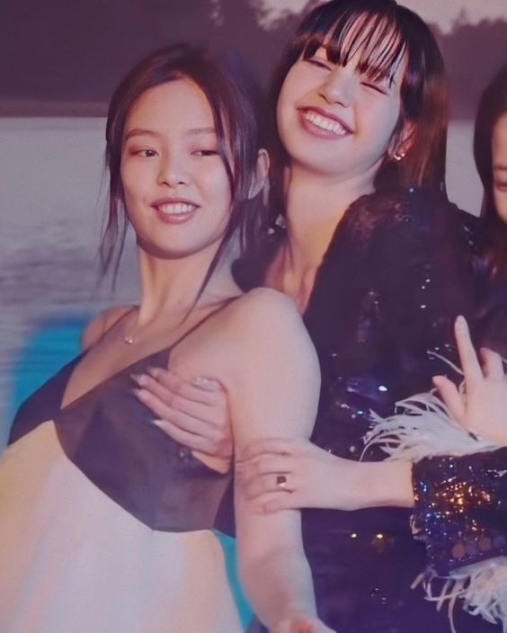 hourlyjnls's tweet photo. off camera vs. on camera 
#JENLISA #제니 #리사 https://t.co/ip6cX7qFP4