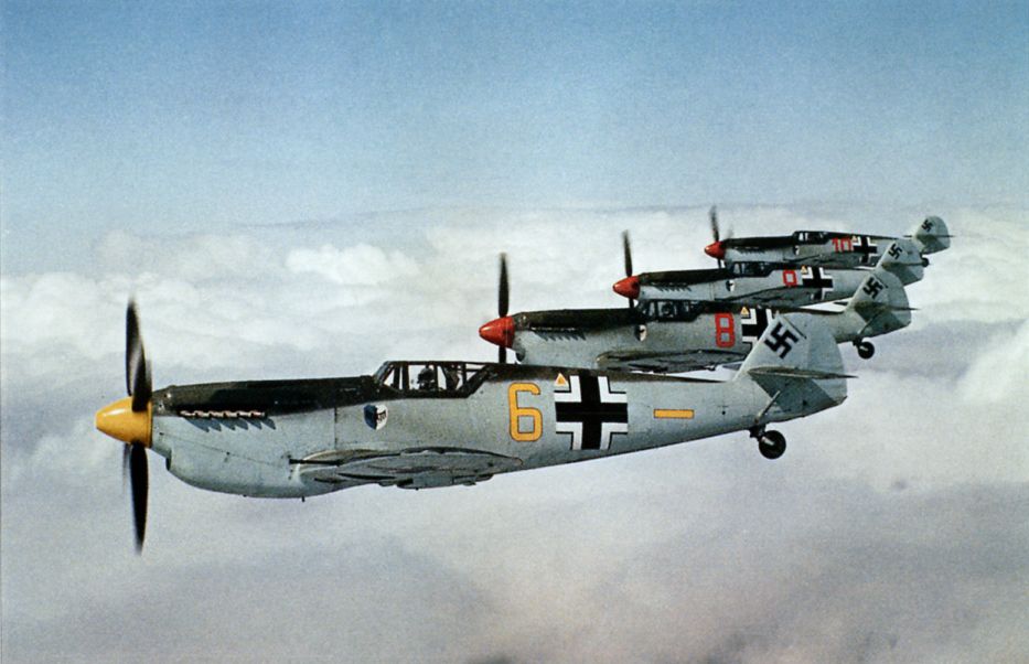 Ve snaze nahradit Messerschmitty Bf109E zakoupila(1942)🇪🇸vláda licenci na BF109G. Jenže motory DB byly nedostupné. Nahradil je HS 89-12Z a Hispano Aviacion HA-1109 Buchon byl na světě. R.1951 pak instalací HS 17-12Z vznikl HA-1112. Herci pro "Bitvu o Británii" byli připraveni.