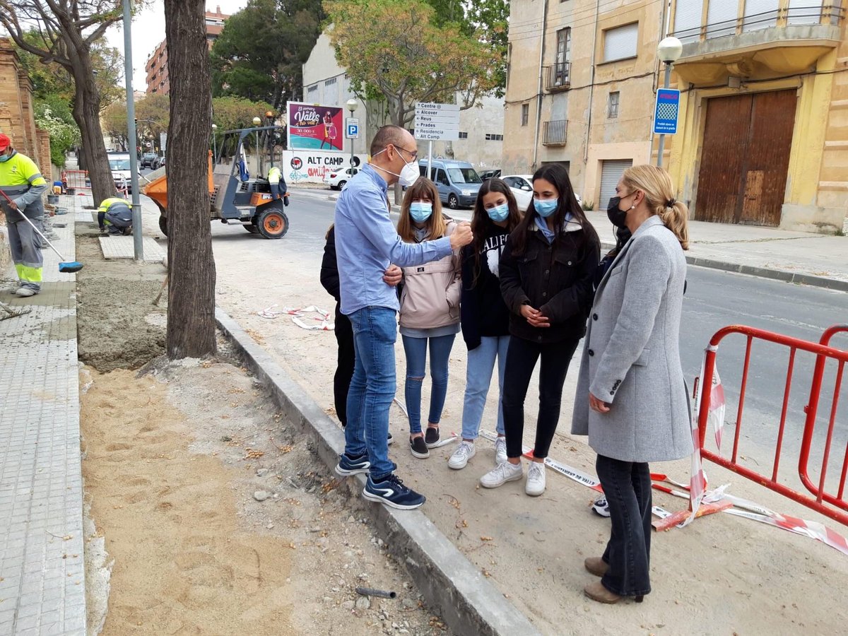 JuntsXValls's tweet photo. 📸 L'alcaldessa, @DolorsFarre, acompanyada del regidor de Sostenibilitat, @Xsalat, han visitat els treballs de diverses voreres on s'amplien els escocells per tal que les arrels dels arbres no aixequin les voreres 👷‍♀️🦺 

➡️ El projecte va sorgir d'uns alumnes del @CdMValls 🗣💪 https://t.co/EwVi8dmm7g