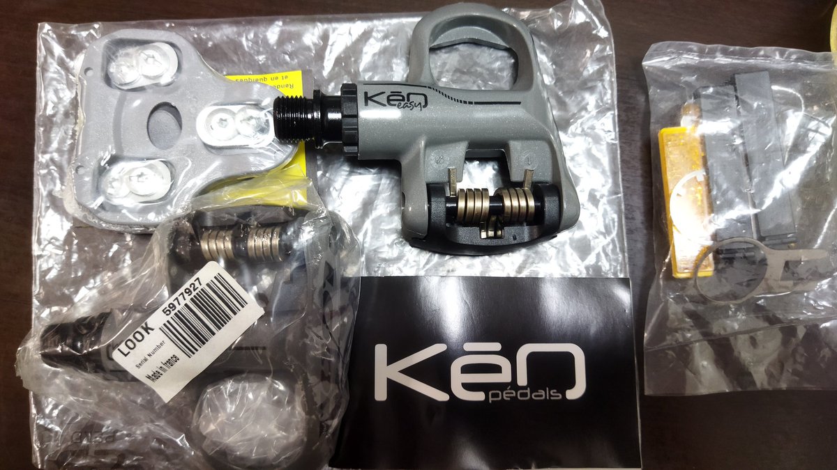 life_kouz_on's tweet image. あと…ペダル付属でした😅(使ってない)
今は大体付属してないですね
しかもビンディング
ま、入門グレードなのですが…

コレにノーマルペダルも付いてきました
wellgoのアルミのやーつ(先日折れたアレ)ね。

こう振り返ると10年って凄いな…と。

我が初号機 #Bianchi #Nirone7 のお話ですが…