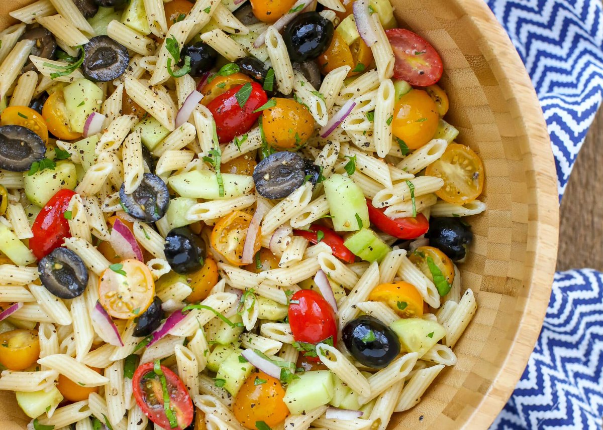 This Penne Pasta Salad with Tomatoes, Cucumbers, and Olives is a light and tangy penne pasta salad that is potluck, party, and summer barbecue friendly, with no mayo or other ingredients to spoil in the heat.
barefeetinthekitchen.com/italian-pasta-…