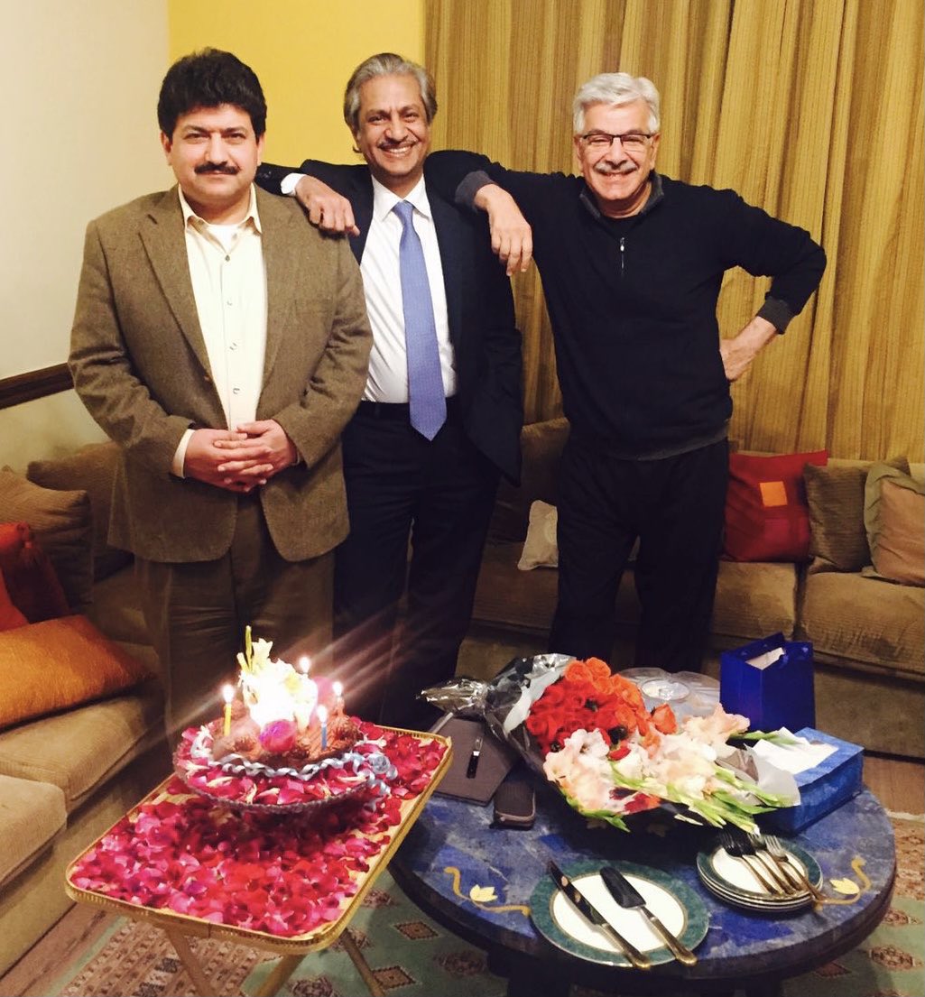 HamidMirPAK's tweet photo. ابھی ابصار عالم سے ہاسپیٹل میں ملاقات ہوئی مجھے دیکھتے ہی ابصار نے کہا کہ گولی لگنے کے بعد سب سے پہلے تم یاد آئے تم نے بھی کراچی میں گولیاں لگنے کے بعد دوستوں کو فون کئے تھے میں نے بھی حملے کے بعد فون پر دوستوں کو بلا لیا ابصار پر عزم دکھائی دئیے ۔مارنے والے سے بچانے والا بڑا ہے https://t.co/zMvbyn85ua