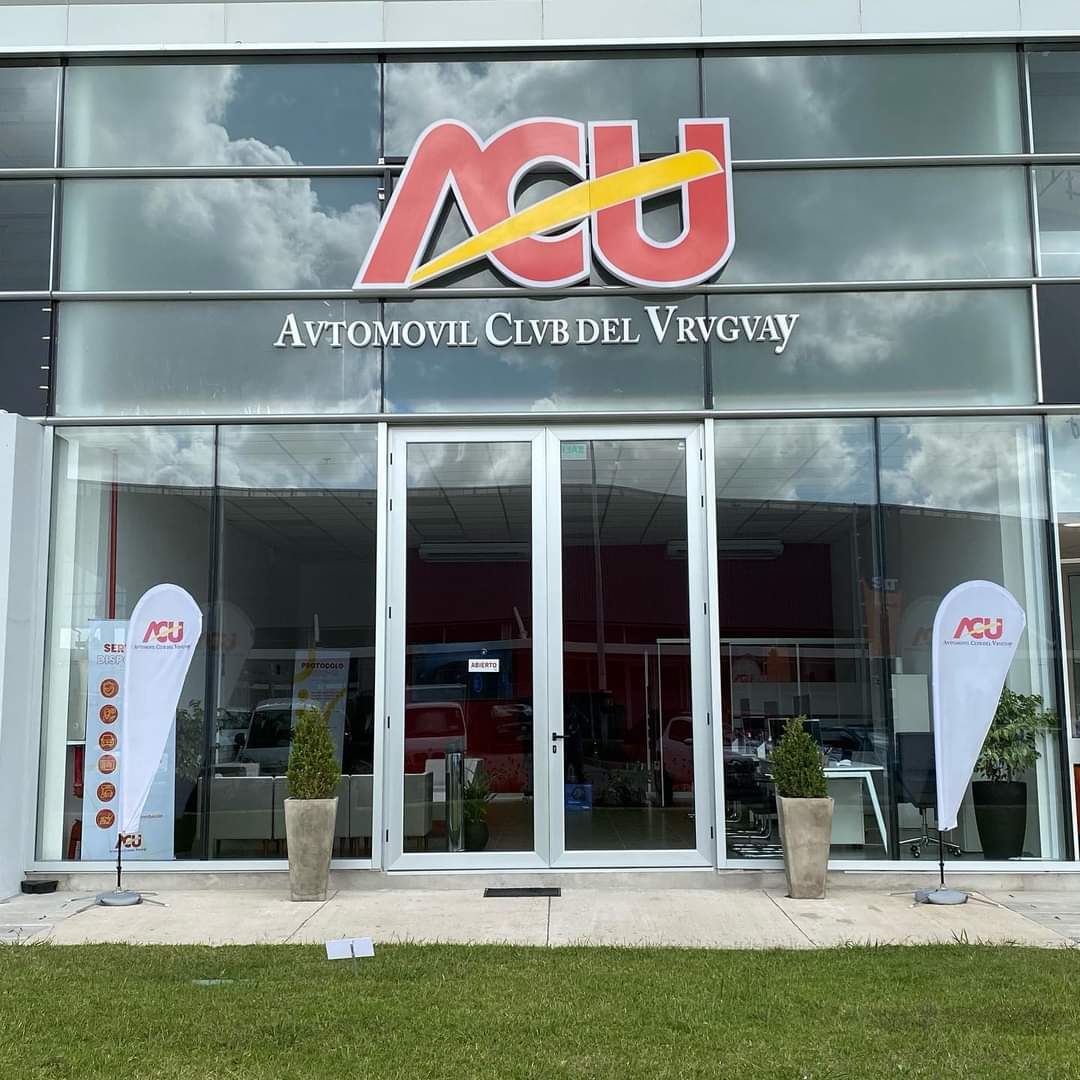 simrauruguay's tweet image. En el día de hoy entregamos el #Logotech G29 al ganador del sorteo en el nuevo local del @automovilclubuy

Estamos muy contentos de seguir apostando junto a @LogitechG al crecimiento del Simracing y los e-sports en nuestro país. 

#simracing #granturismo
#simracinguruguay