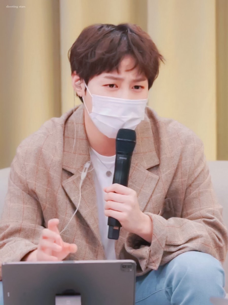 binggly7's tweet photo. 이날 하성운 너무잘생겼다( ´•̥ω•̥` ) 마스크없었으면 더 존잘이였을듯ㅜ https://t.co/b2bwHAFO49