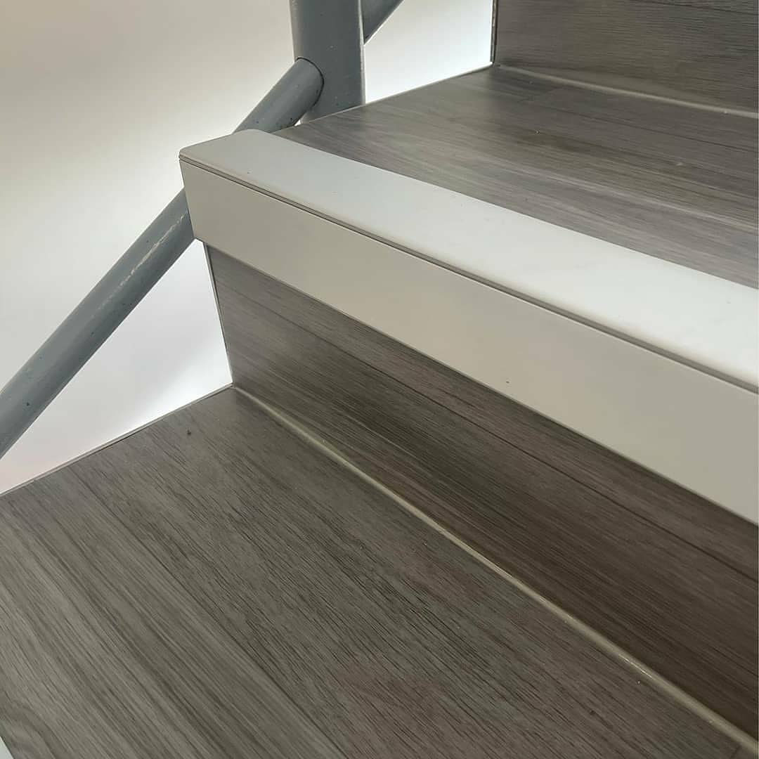 QuantumFlooring's tweet photo. Building Regulation Document K - Protection from falling.

"Make step nosings apparent: use a material that will contrast visually on both the tread and the riser."

With Q-Range DUO stair nosings this could not be easier.

You have 25 colour options for both tread and riser. https://t.co/A5D1DFiecK