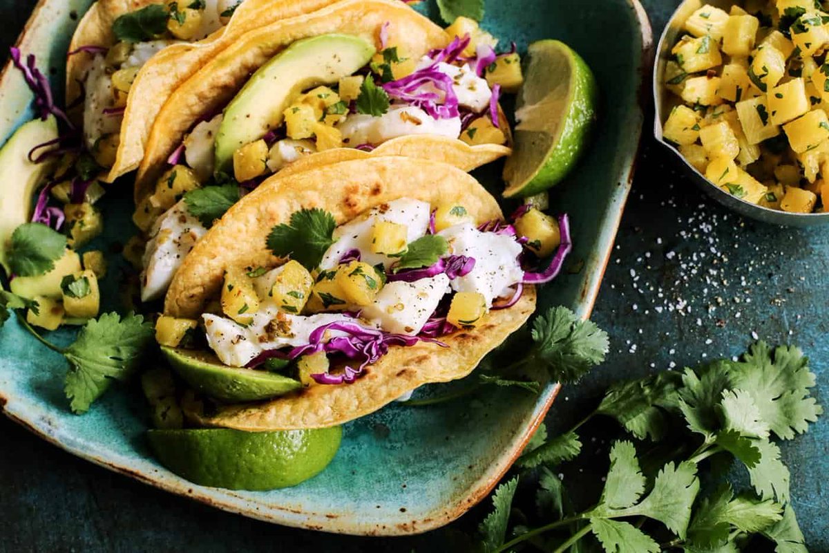 Easy Fish Tacos >> fish baked in foil packets + sweet pineapple bits! >>> buff.ly/2xEz7fm