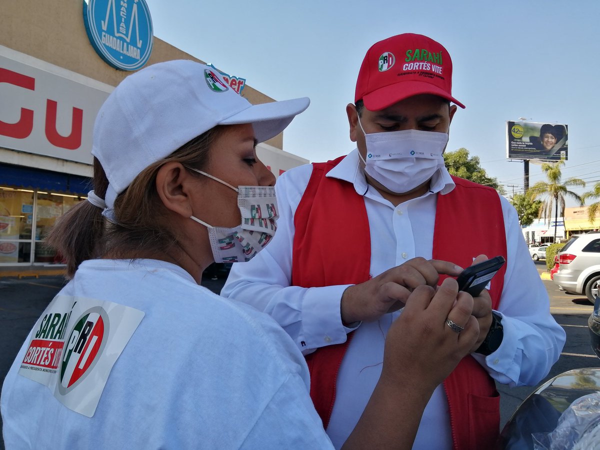 esquivelale76's tweet photo. El pasado sábado estuvimos en el cruce de Av. Patria y Av. Guadalupe. Porque la política se hace desde las calles, no detrás de un escritorio. 

#PRImerozapopan #Zapopan #VotaPRI #VotaSarahí #ParaQueZapopanCrezca #ParaQueMexicoCrezca #Elecciones2021 #RecuperemosZapopan https://t.co/y8QjrbCGbg