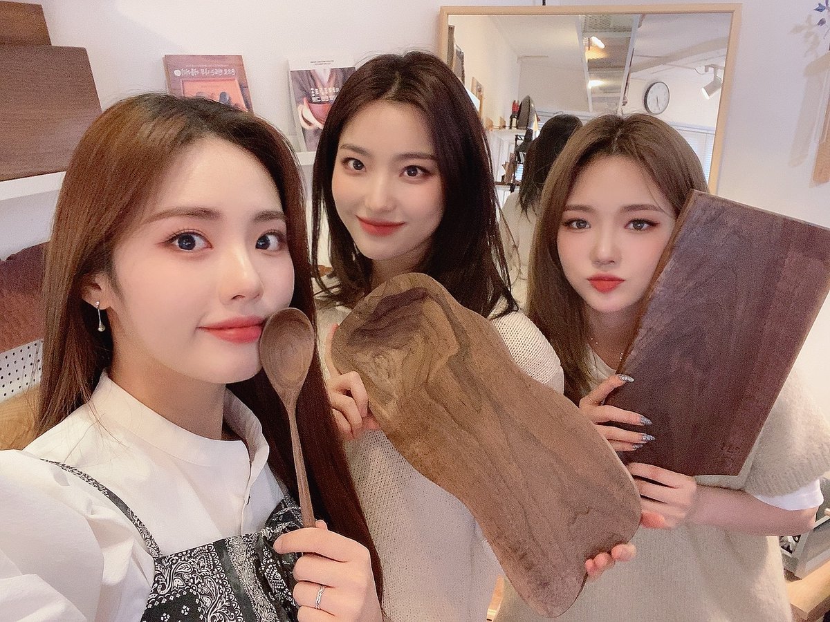 fromis_9br's tweet photo. [TRAD] 21.04.20 - Tradução do post da #Jiwon, #Saerom e #Jisun no Twitter.

"Oh? Tão lindarvores! 🌲
Nós somos bem desajeitadas, certo? Mas, e as peças que nós trabalhamos duro?
#Colher #TabuaDeCortar #Palheta"

#LeeSaerom #이새롬 #LeeSaerom #이새롬 #RohJisun #노지선 #fromis_9 https://t.co/mz5Tu5mSMt