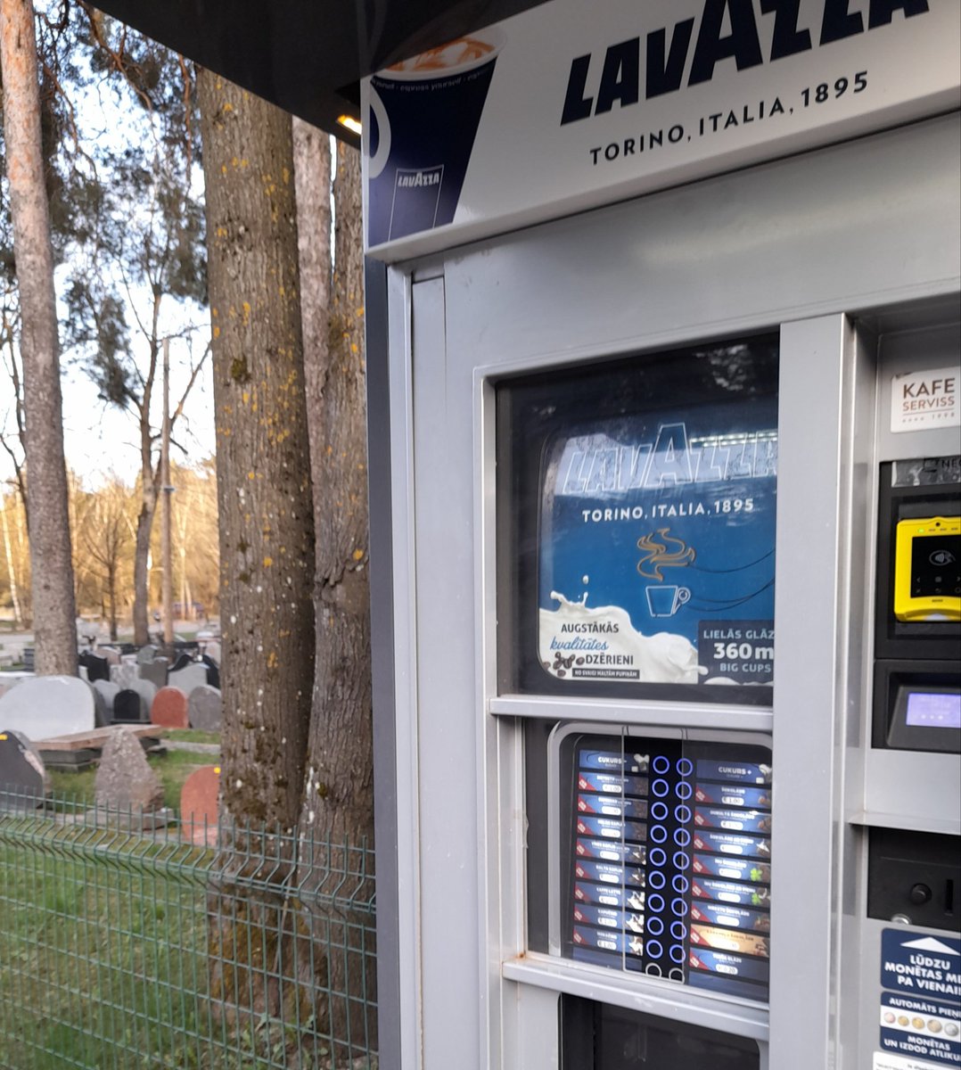 RudensLapaVeeja's tweet image. Pastaigai draudzīga vieta, kur vakarā satikt rajona maniaku, iedzert kapiju piemineklīšu fonā. #pļavniekukapi