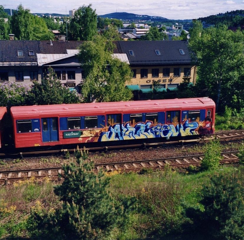 the_bigben_'s tweet photo. Jeg savner de gode, gamle, røde t-banetogene (T1000-serien) i Oslo jeg ❤️ Her med flott graffiti signert #ALLcrew, over den gyselige reklamen som @Sporveien vandaliserte vognene med en periode for en del år siden.
#tbanen #t1000 #oslograff @Tbanen https://t.co/MjjCh8598v